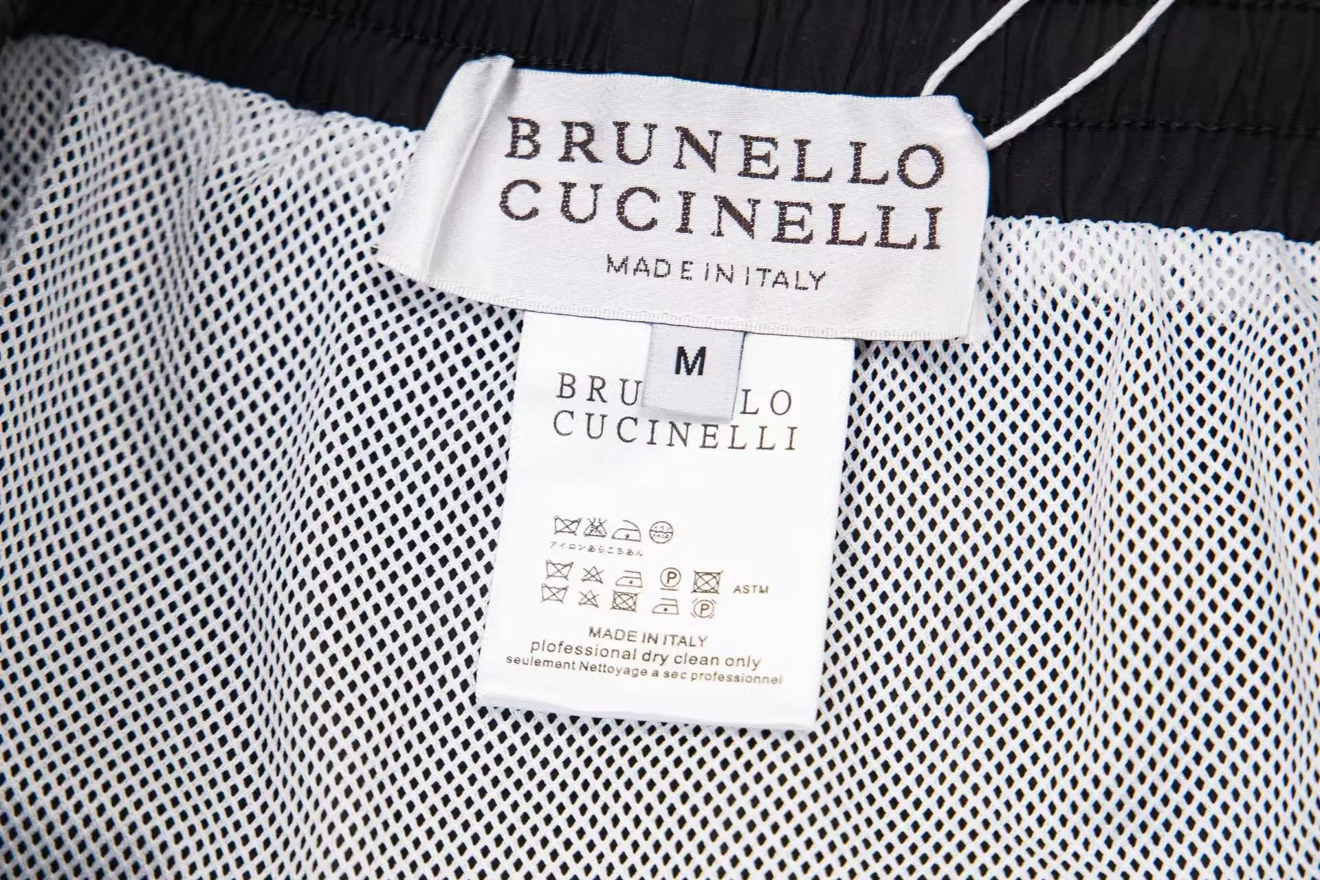 Brunello Cucinelli Recommended by old money and new money, the cabinet is on sale. It is a must-have for beach travel. Casual shorts and beach pants. Classic Hot Sale meets the requirements for color! Elastic waist, pockets on both sides and embroidered logo and letters on the trouser legs. The hardware and accessories are all in good condition. The fabric is made of high-tech polyester fiber. The surface is flat, the upper body is dry and stylish, and it comes in a portable gift bag. Convenient and practical. All the goods are in good condition! Color Black Gray Dark Blue Sizes S M L XL